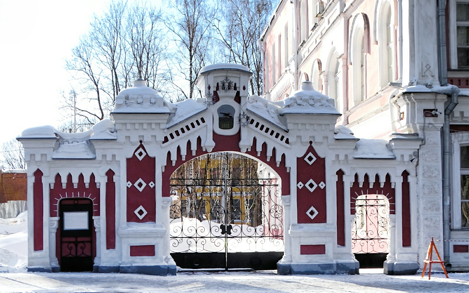 «Смоленск» раздел «Городской пейзаж». «Трёхпролётные ворота на восточной стороне здания Художественной галереи в Смоленск 23.02.2026»