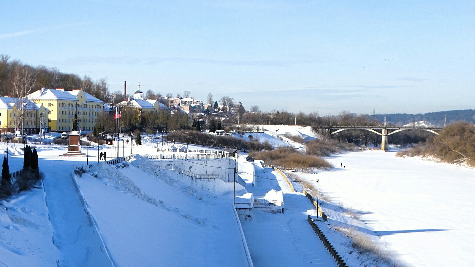 «Смоленск» раздел «Городской пейзаж». «Смоленск, вид на набережную и Петропавловский мост через Днепр, 23.02.2026»
