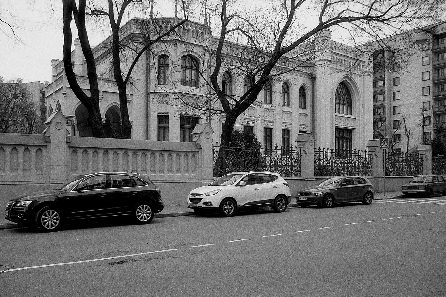 «Спиридоновка» раздел «Архитектура. Памятники. Интерьер». «Улица Спиридоновка в Москве. Особняк Зинаиды Морозовой — это исторический дом в Москве, построенный в стиле английской неоготики. Здание было спроектировано архитектором Фёдором Шехтелем, который ввел моду на готику среди деловых людей. Апрель 2012. SIGMA SA-7; SIGMA ZOOM 28-135mm 1:3.8-5.6 MACRO; LUCKY SHD 100; FOTOпроект.»
