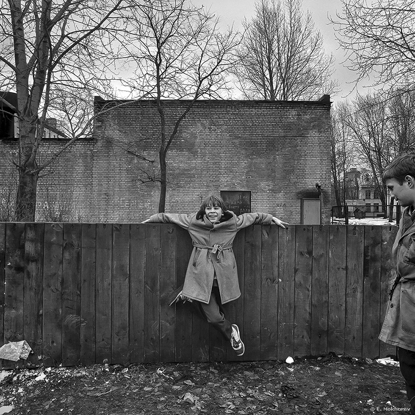 «Спортплощадка у интерната. Улица Глухая Зеленина, Ленинград, март 1990.» раздел «Портрет, Жанр». «»