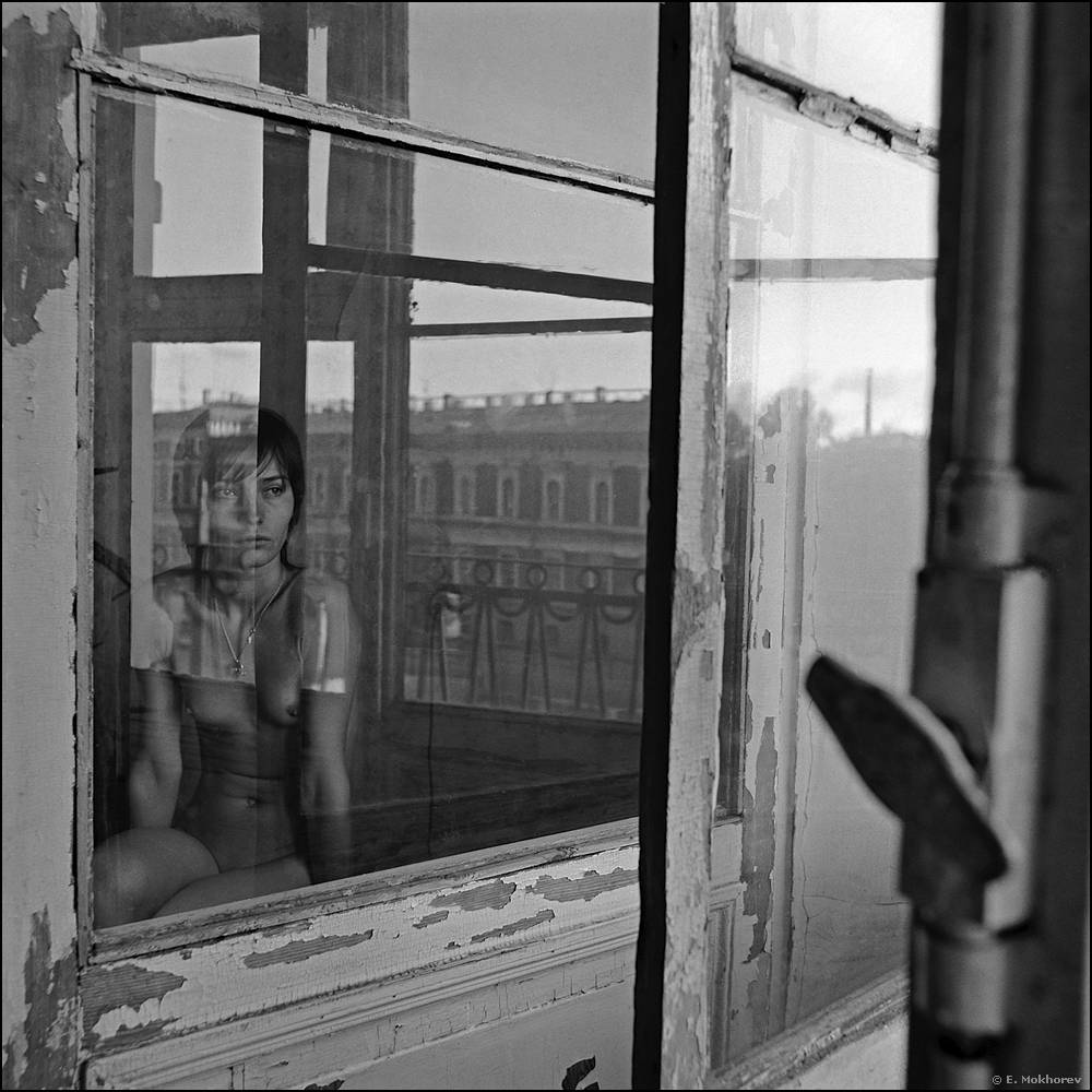 «Дина у окна. С-Пб., сентябрь 2004.» раздел «Эротика. Ню - арт». «»