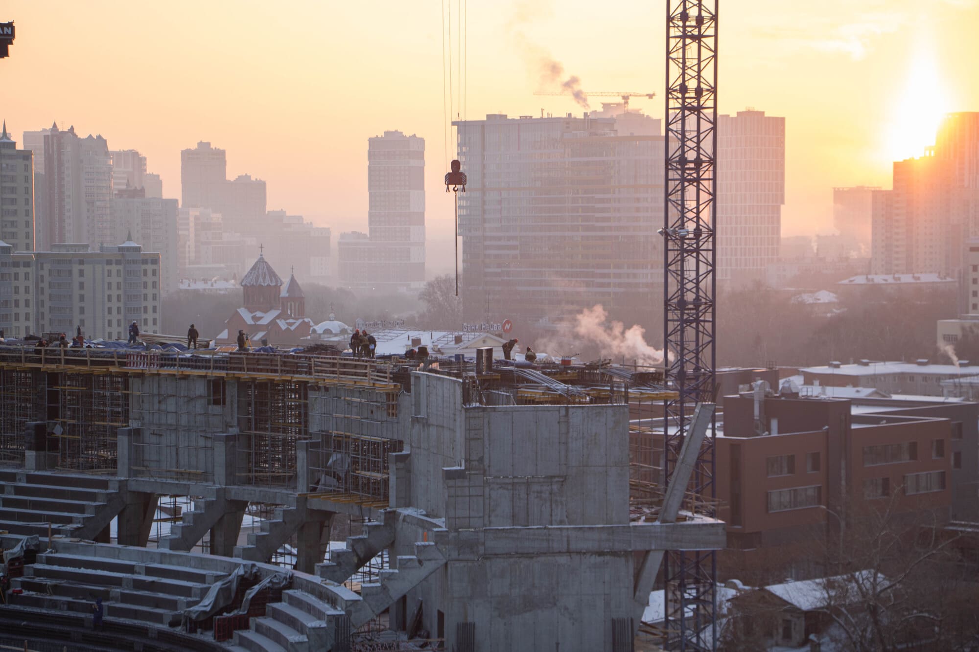 «Стройка-2» раздел «Городской пейзаж». «УГМК Арена в процессе строительства. Построена на месте ранее снесенной недостроенной телебашни.»