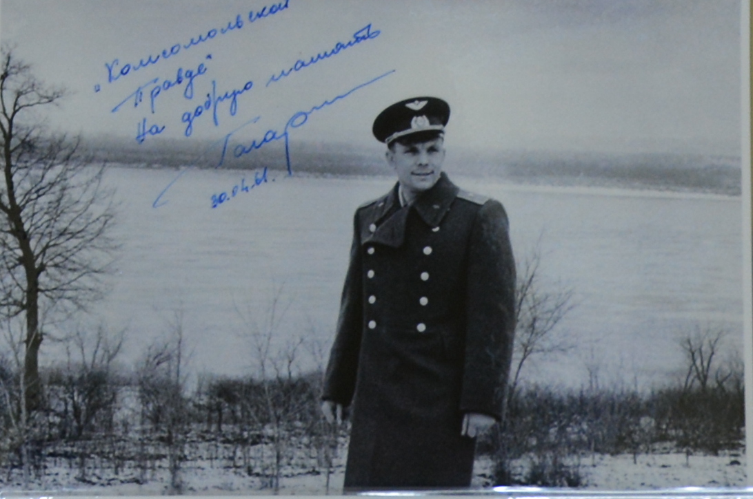 «Юрий Гагарин» раздел «Портрет». «Не слишком извесное фото Юрия Алексеевича из музея Василия Пескова, в Воронежском заповеднике. Сегодня ему бы испонилнилось 92 года.»