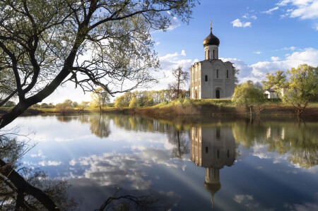 Весна у Покрова на Нерли 