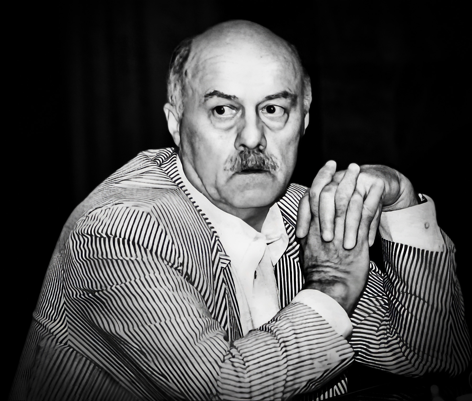 «Станислав Говорухин-1» раздел «Портрет». «К 90-летию С.С.Говорухина Станислав Сергеевич Говорухин (1936 - 2018) – яркая фигура в истории отечественного кино. Первый полнометражный фильм «Вертикаль», снятый совместно с его однокурсником Борисом Дуровым стал одним из лидеров советского кинопроката за 1967 год. В 1979 году Говорухин также совместно с Дуровым написал сценарий фильма «Пираты XX века», который стал абсолютным лидером советского кинопроката. Широко известны такие его фильмы, как «Место встречи изменить нельзя», «Десять негритят», «Ворошиловский стрелок». В 1990 году он снял острый публицистический фильм о России в XX веке «Так жить нельзя», за который получил кинопремию «Ника». 29 марта С.С.Говорухину исполнилось бы 90 лет. Представленные снимки были сделаны в 1995 году в Новосибирском Академгородке во время встречи с сотрудниками Института ядерной физики.»