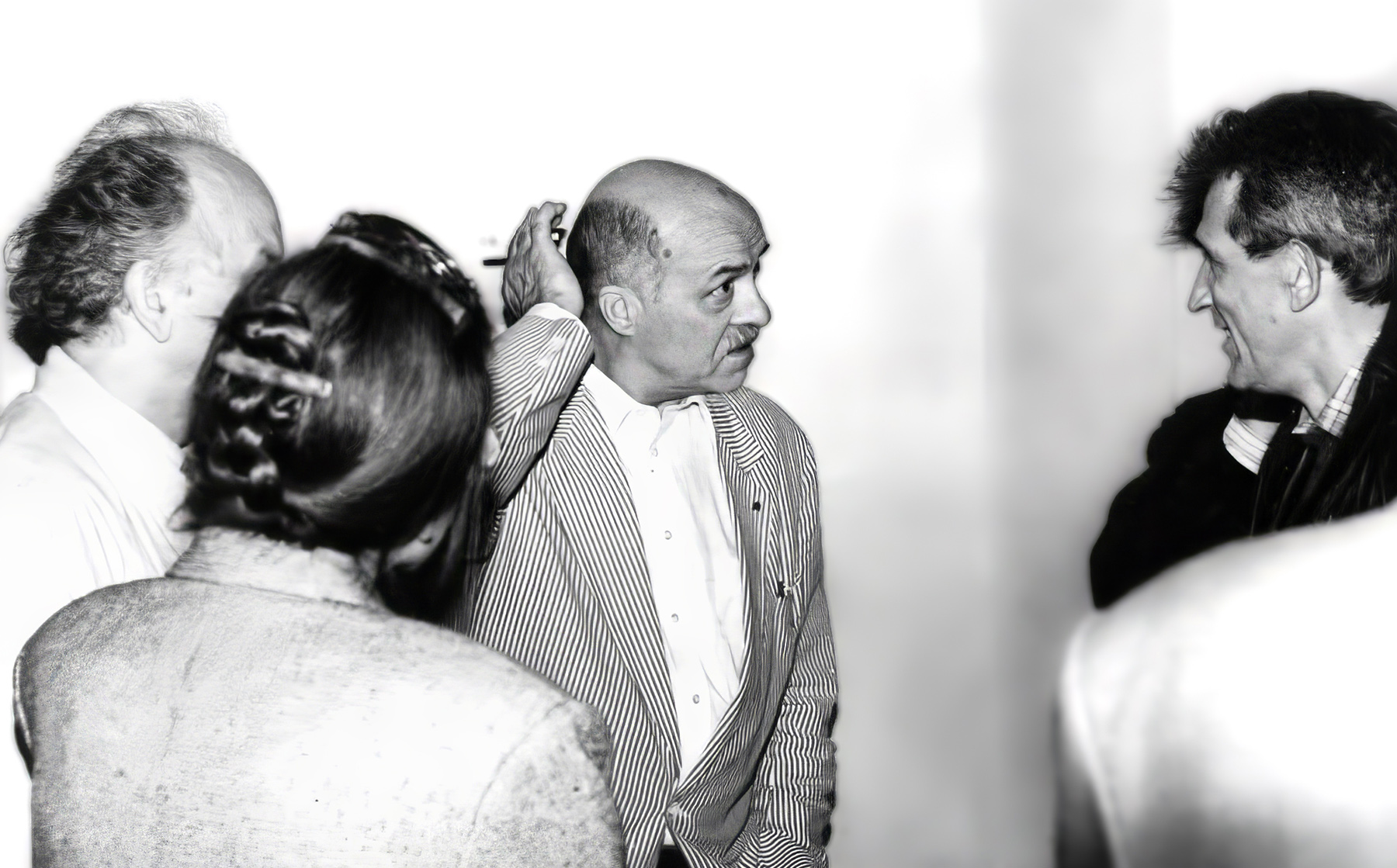 «Станислав Говорухин-3» раздел «Портрет». «К 90-летию С.С.Говорухина Станислав Сергеевич Говорухин (1936 - 2018) – яркая фигура в истории отечественного кино. Первый полнометражный фильм «Вертикаль», снятый совместно с его однокурсником Борисом Дуровым стал одним из лидеров советского кинопроката за 1967 год. В 1979 году Говорухин также совместно с Дуровым написал сценарий фильма «Пираты XX века», который стал абсолютным лидером советского кинопроката. Широко известны такие его фильмы, как «Место встречи изменить нельзя», «Десять негритят», «Ворошиловский стрелок». В 1990 году он снял острый публицистический фильм о России в XX веке «Так жить нельзя», за который получил кинопремию «Ника». 29 марта С.С.Говорухину исполнилось бы 90 лет. Представленные снимки были сделаны в 1995 году в Новосибирском Академгородке во время встречи с сотрудниками Института ядерной физики.»