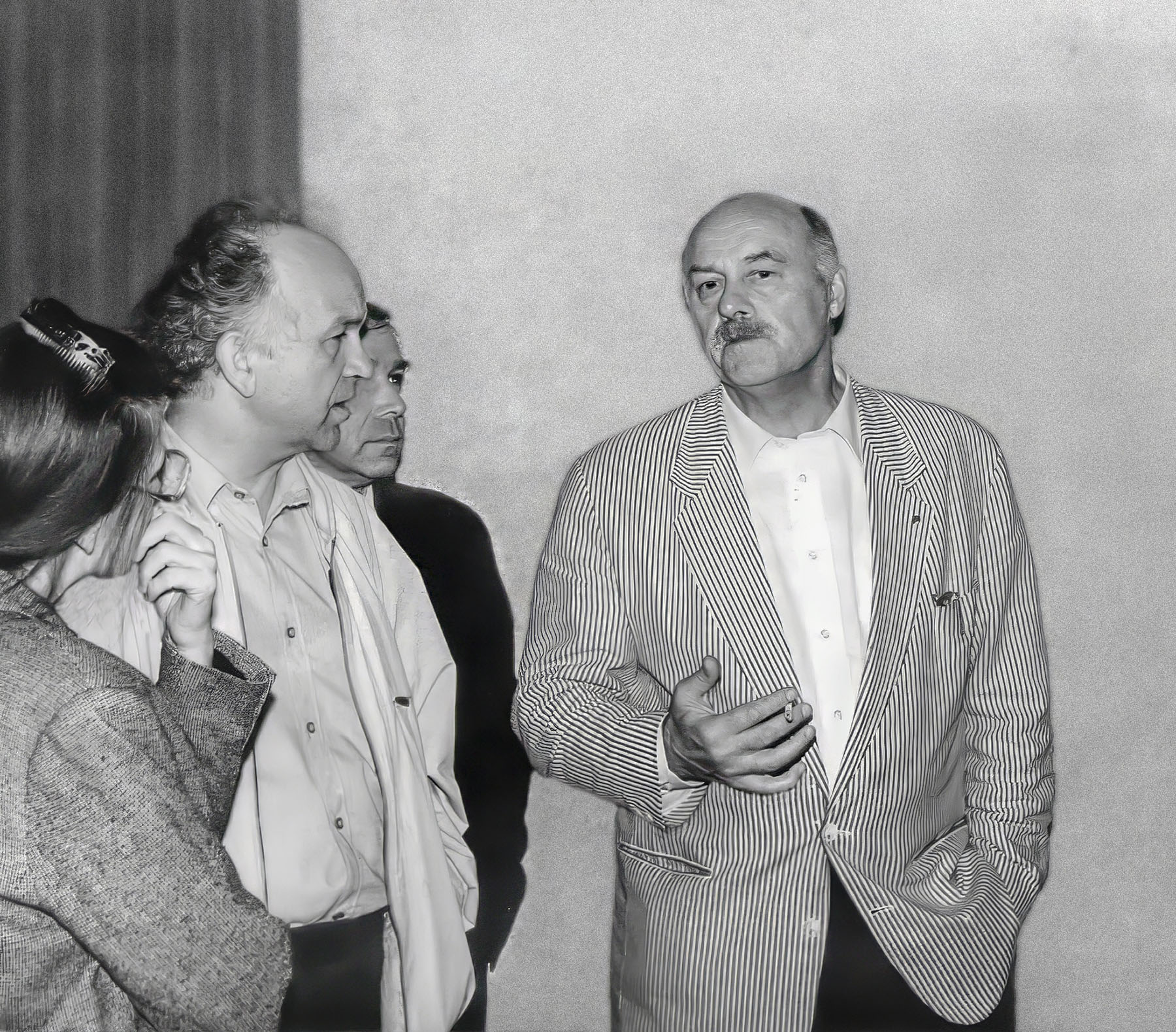 «Станислав Говорухин-4» раздел «Портрет». «К 90-летию С.С.Говорухина Станислав Сергеевич Говорухин (1936 - 2018) – яркая фигура в истории отечественного кино. Первый полнометражный фильм «Вертикаль», снятый совместно с его однокурсником Борисом Дуровым стал одним из лидеров советского кинопроката за 1967 год. В 1979 году Говорухин также совместно с Дуровым написал сценарий фильма «Пираты XX века», который стал абсолютным лидером советского кинопроката. Широко известны такие его фильмы, как «Место встречи изменить нельзя», «Десять негритят», «Ворошиловский стрелок». В 1990 году он снял острый публицистический фильм о России в XX веке «Так жить нельзя», за который получил кинопремию «Ника». 29 марта С.С.Говорухину исполнилось бы 90 лет. Представленные снимки были сделаны в 1995 году в Новосибирском Академгородке во время встречи с сотрудниками Института ядерной физики.»