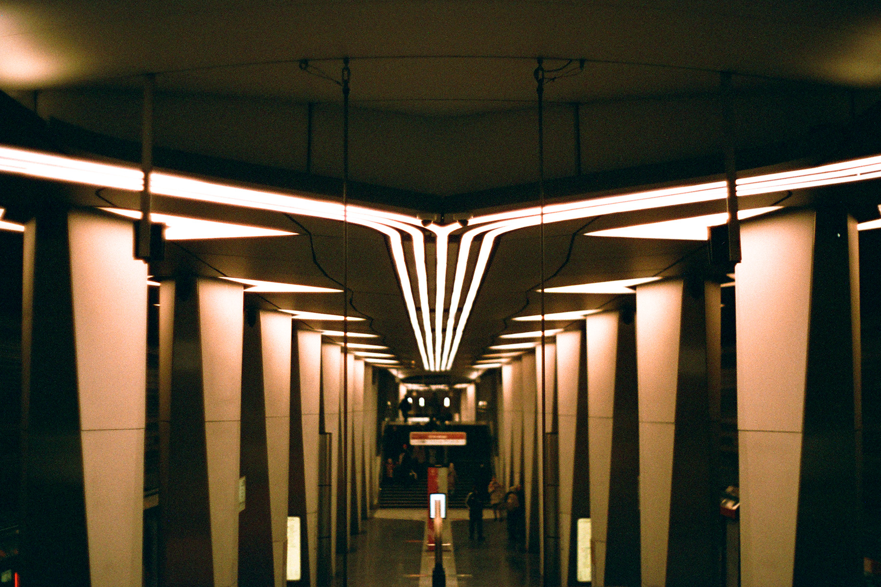 «Symmetry» раздел «Архитектура. Памятники. Интерьер». «Canon FT QL / Canon FL 50mm f/1.4 / Lucky Color 200 / February 2026»