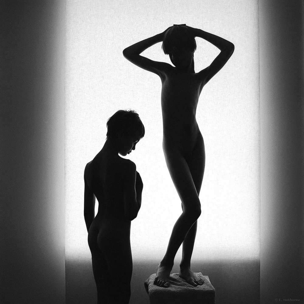 Мальчики у окна (Азис и Евгений) С-Пб., 1999.