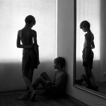 Мальчики у окна (Евгений и Азис) С-Пб., 1999. 