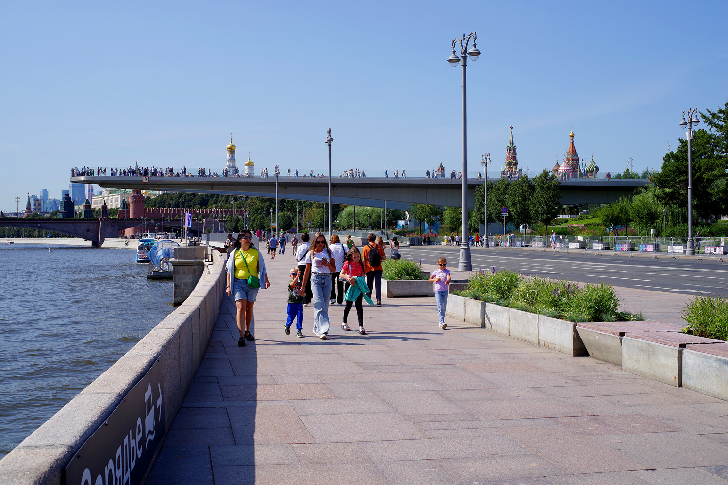 «Москворецкая набережная» раздел «Архитектура. Памятники. Интерьер». «Москворецкая набережная Москва-реки. Парящий мост. Август 2024.»