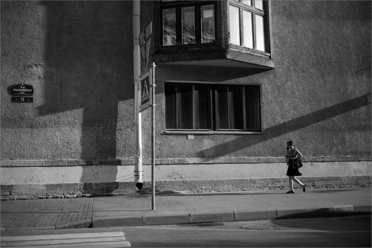 «***» раздел «Городской пейзаж». «Yashica Electro 35CC + Yashinon DX 35mm/1.8 + Свема КН-2 (02.1975, как iso25). СПб, 2025г.»