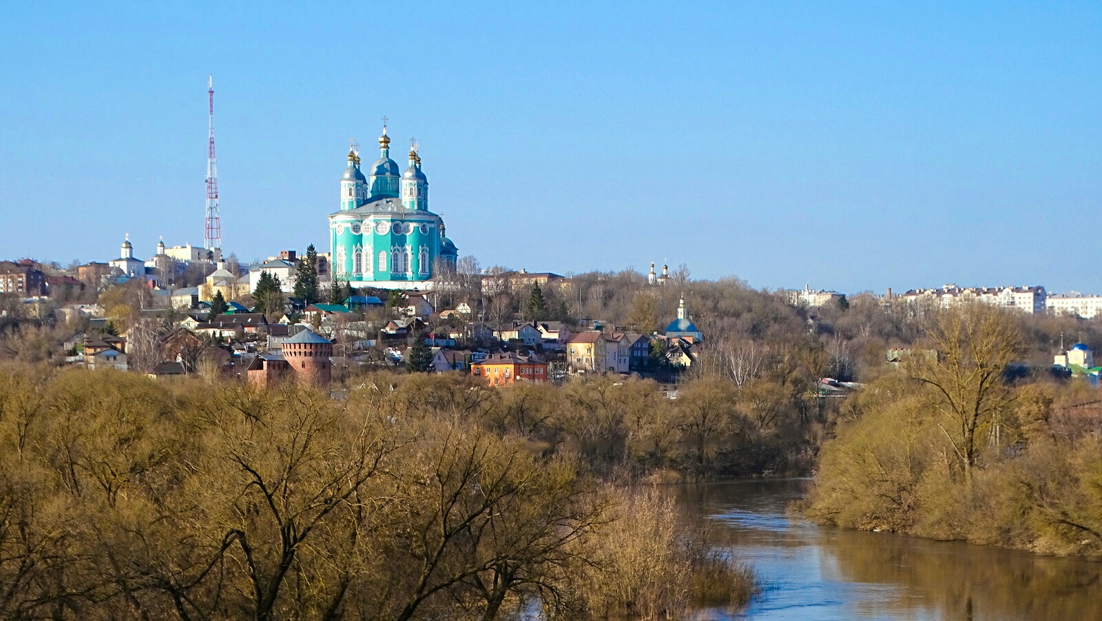 «Смоленск» раздел «Архитектура. Памятники. Интерьер». «Весенний город. Смоленск, вид на р.Днепр и Свято-Усменский кафедральный собор с Крестовоздвиженского моста, 28.03.2026»