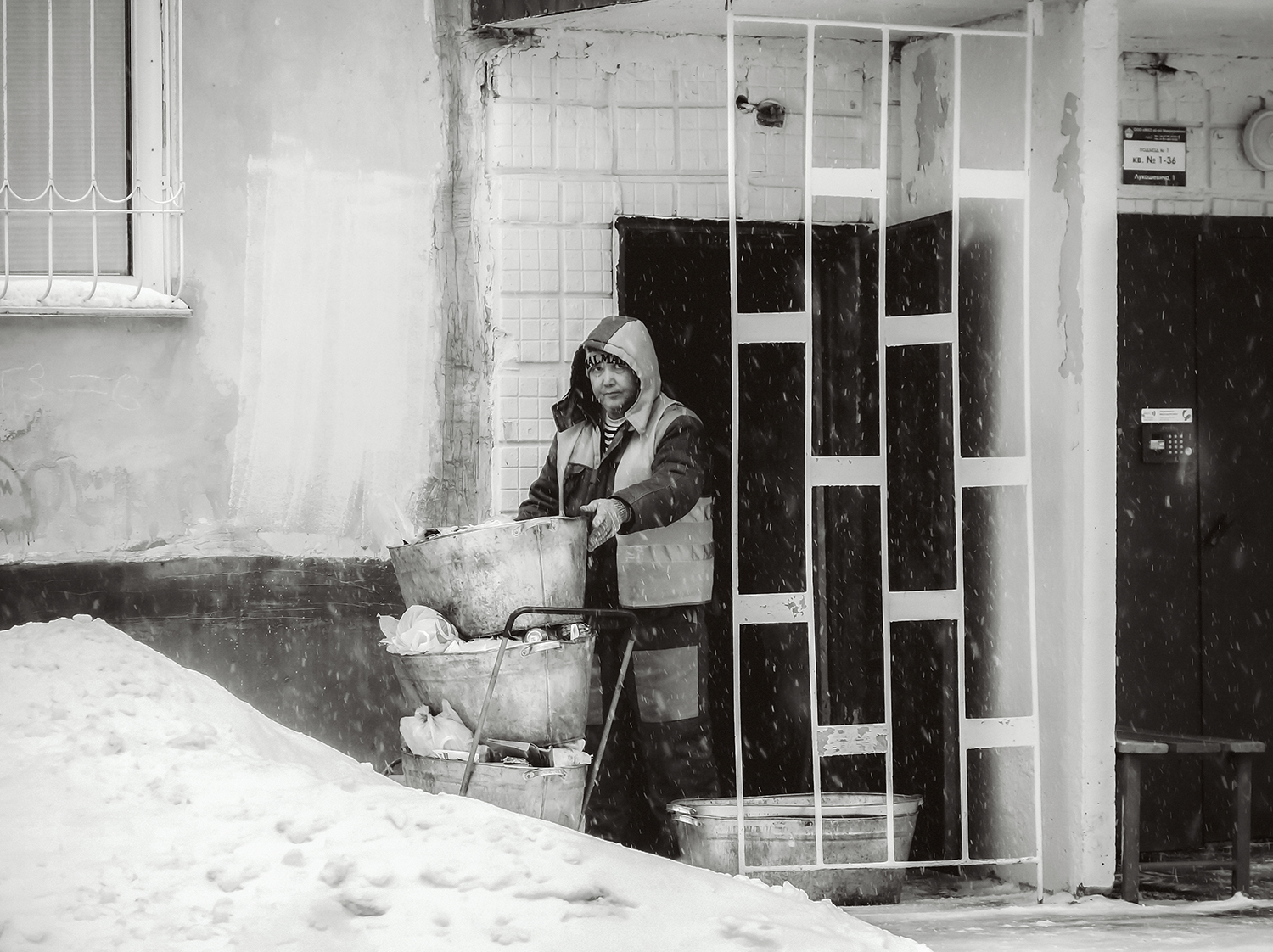Люди нашего двора (чб)