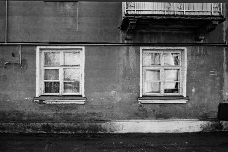 Twins who saw the same things but never looked at each other аnd only one had an umbrella.