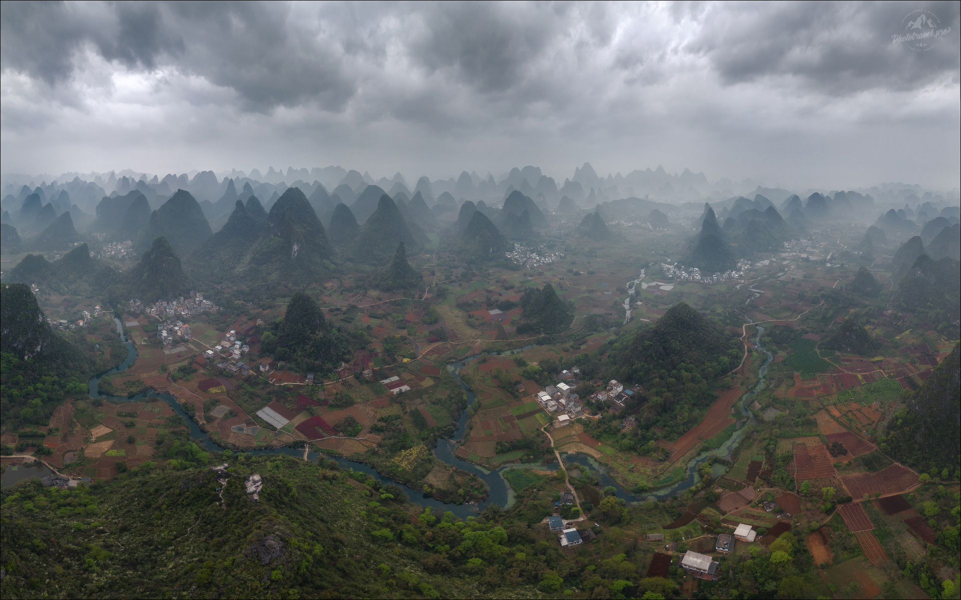 «Долина гномов» раздел «Природный пейзаж». «Cuiping Hill (Wu Zhi Hill), Китай, март 2026г. Это одна из самых известных смотровых площадок в уезде Яншо, популярная среди фотографов благодаря панорамным видам на карстовый ландшафт. С вершины открывается вид на деревню Цуйпин, извилистую реку Тортойс (Tortoise River), рисовые поля и бесконечные карстовые пики.Приглашаю в Китай ноябре-декабре 2026г. и марте-апреле 2027г.(с) https://phototravel.pro/phototravel2026/»