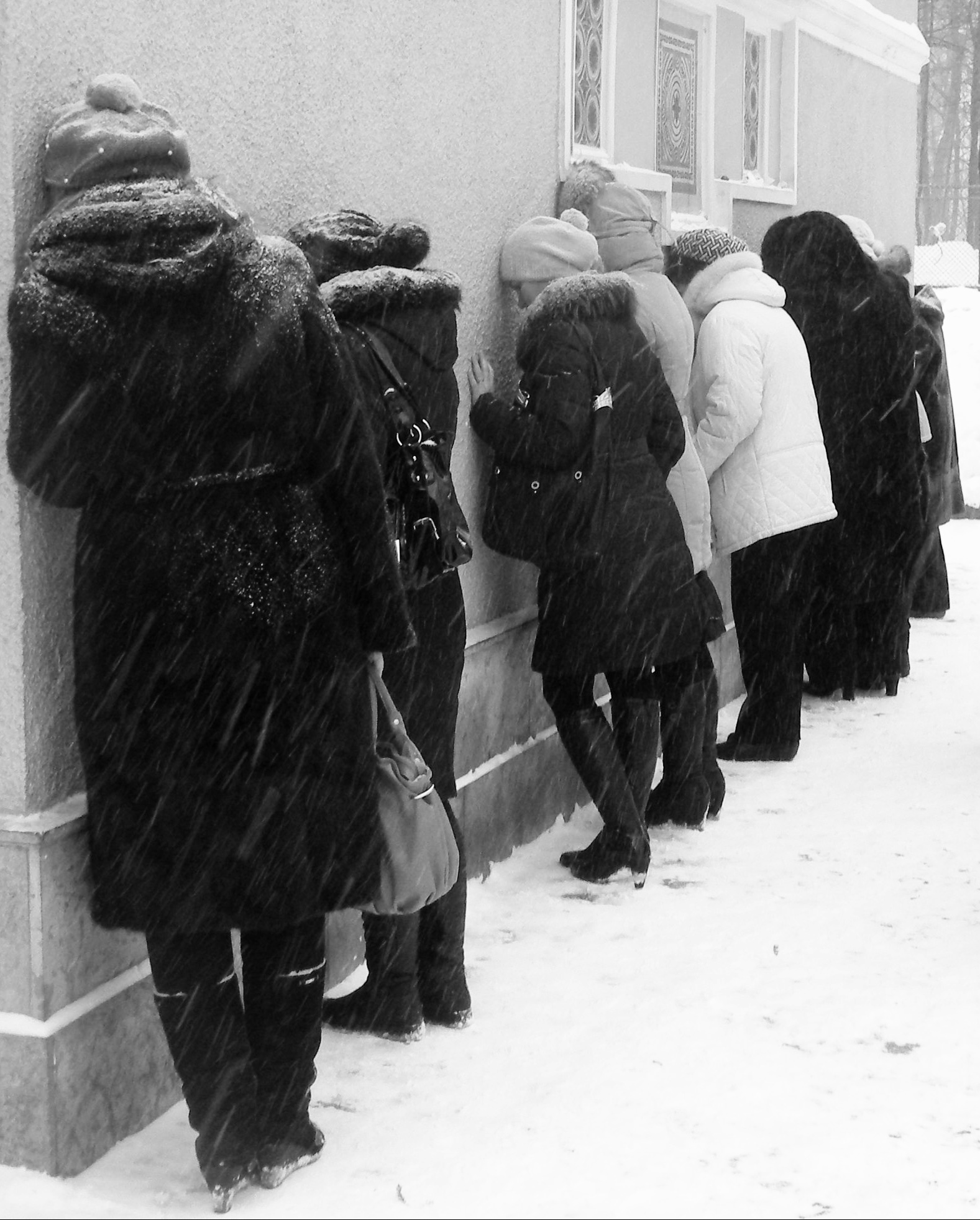 «Каждая о своем...» раздел «Папарацци». «Санкт-Петербург, Смоленское кладбище, около часовни Ксении Петербургской»