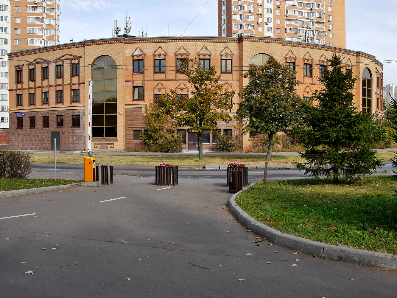 «СКС Гараж» раздел «Архитектура. Памятники. Интерьер». «СКС Гараж на аллее Жемчуговой в парке Радуга в Москве. Октябрь 2024.»