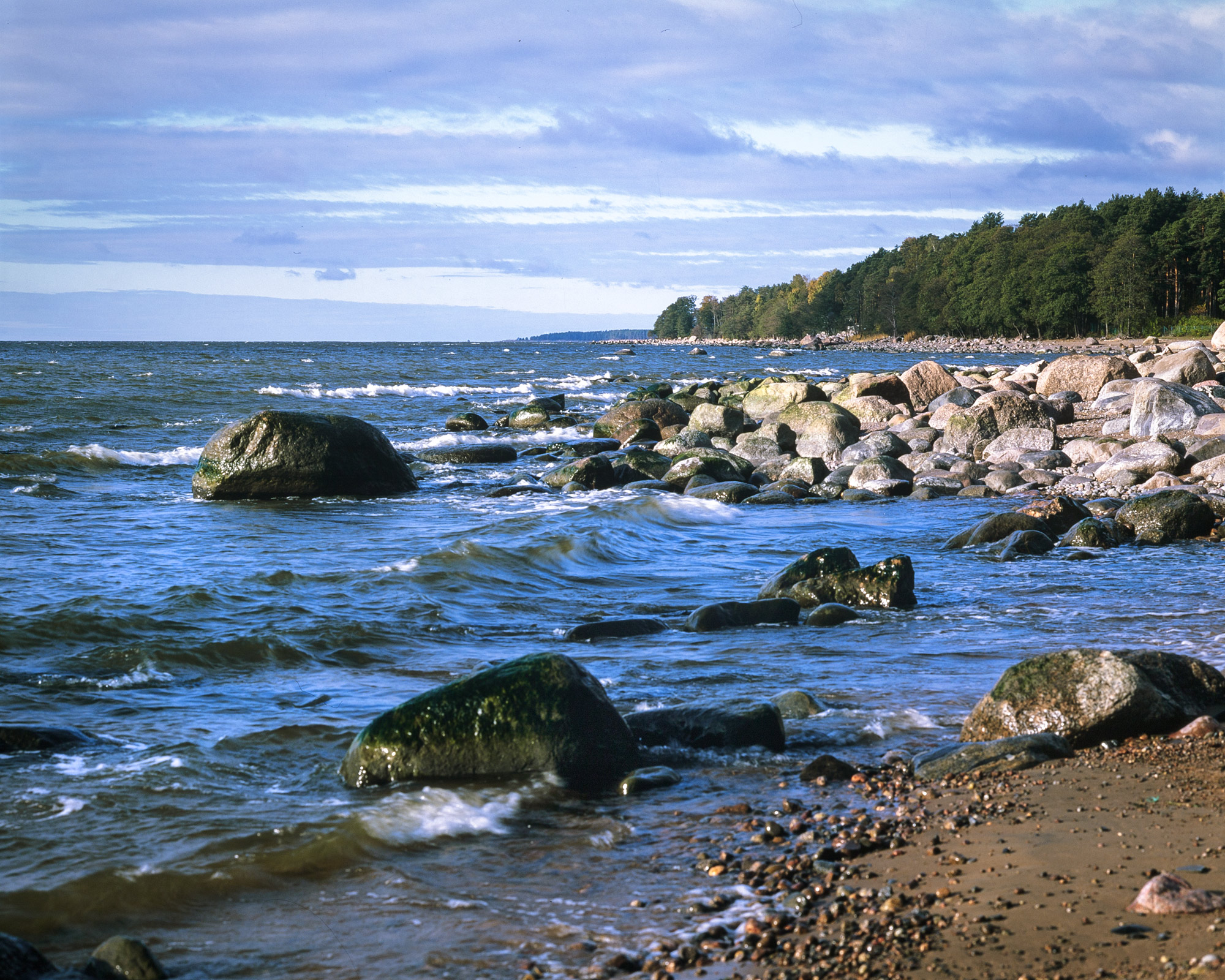 «Волны и камни» раздел «Природный пейзаж». «IMG_2195Pentax 67SMC Pentax 2,8/165Fuji Velvia 50»