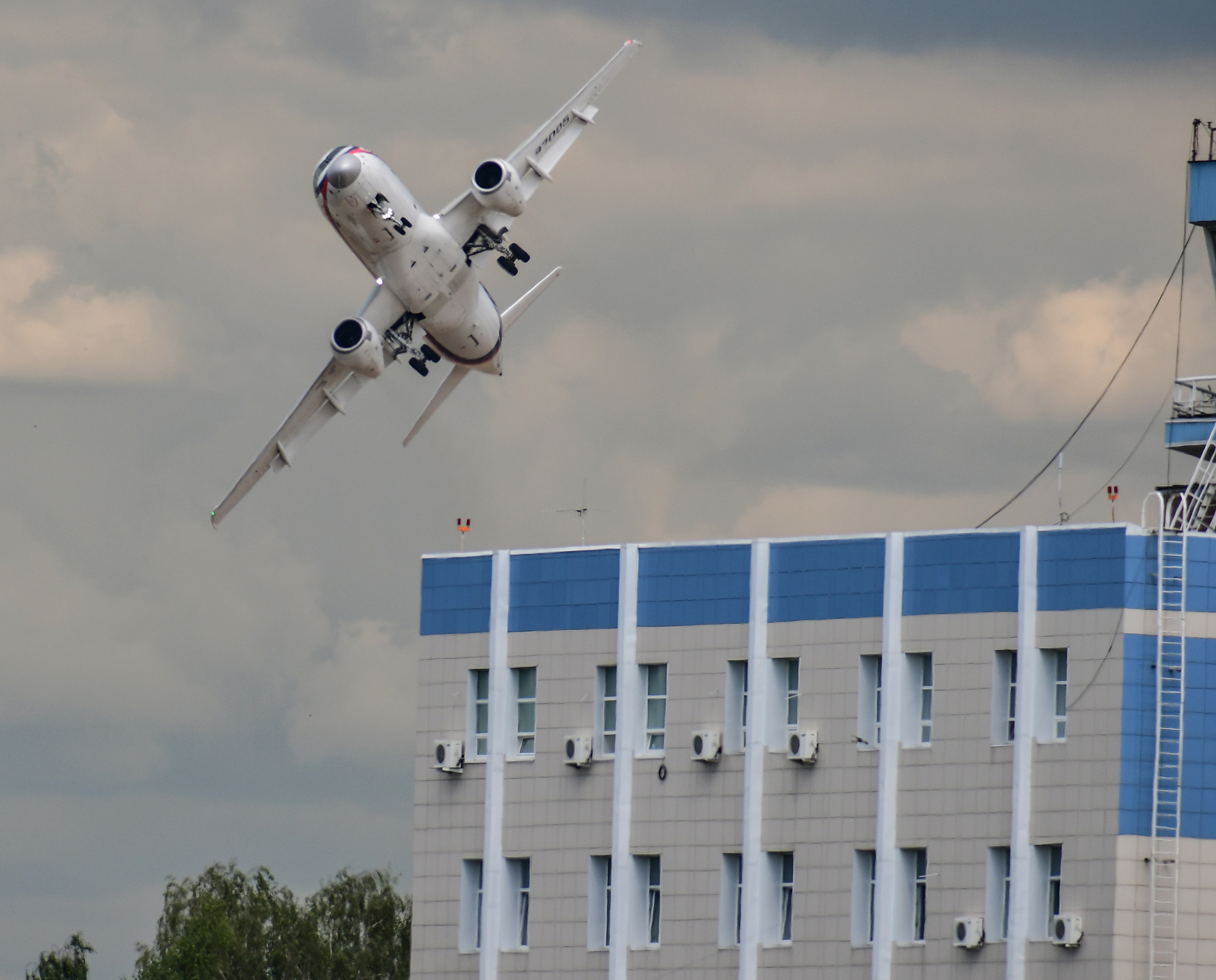 «SSJ-100. Со взлета на разворот другой ракурс» раздел «». «»