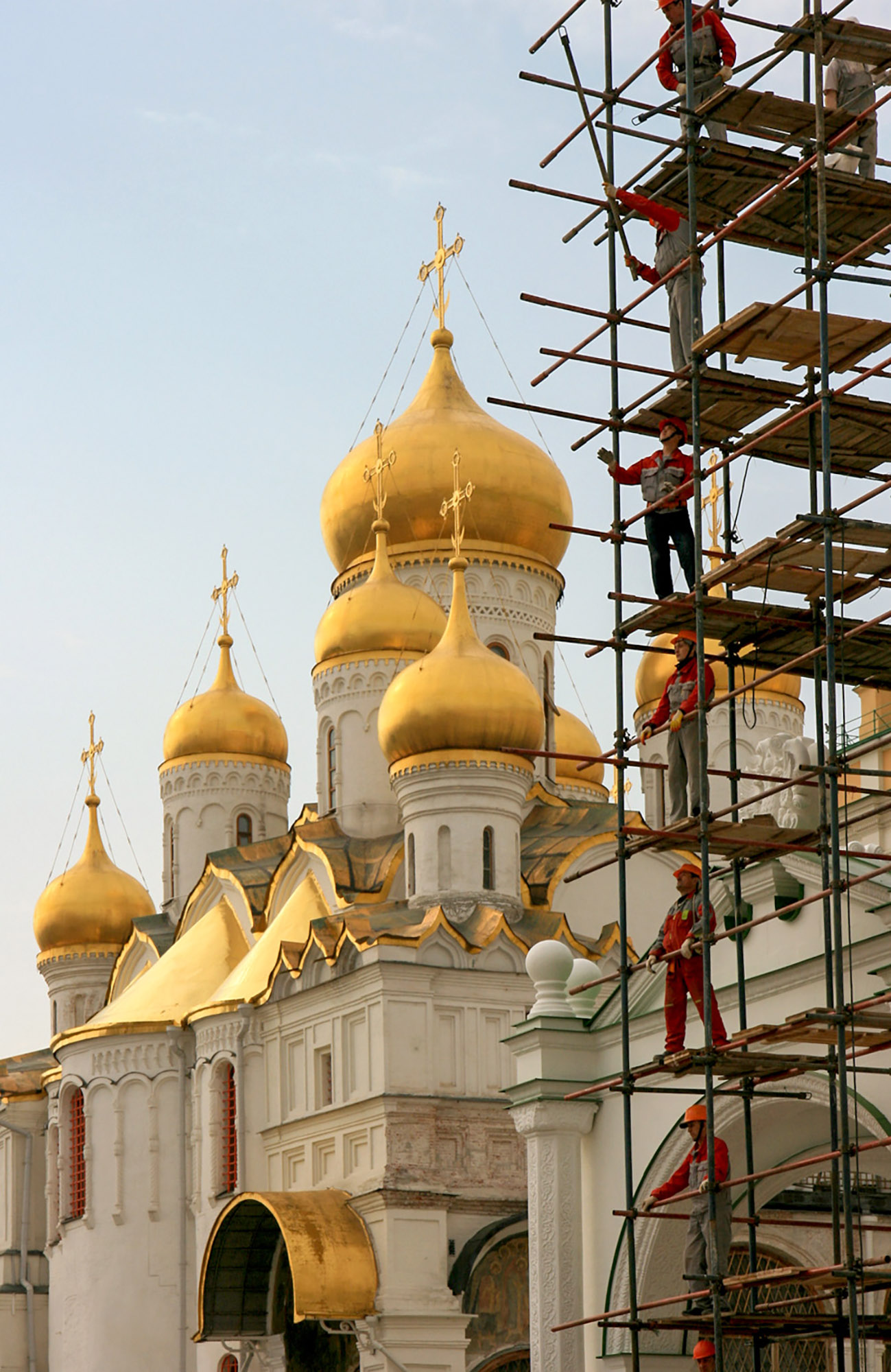 «Сплоченная команда» раздел «Жанр». «Строительство лесов для реставрации фасада Грановитой палаты на фоне Благовещенского собора в Кремле. 2008 год.»