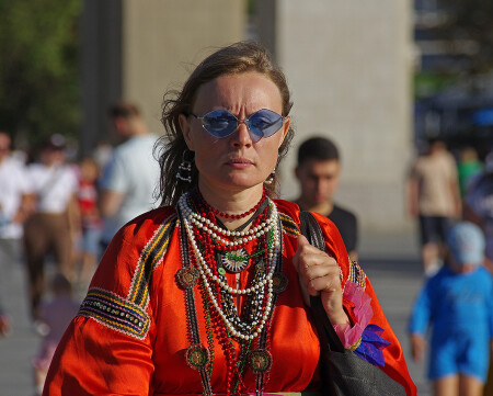 Яркая женщина