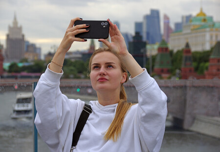 На фоне Москвы