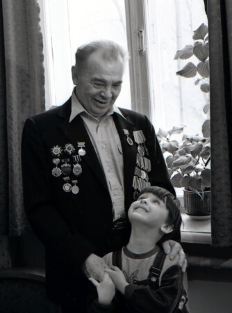 Академик Ржанов А.В. с внуком.
