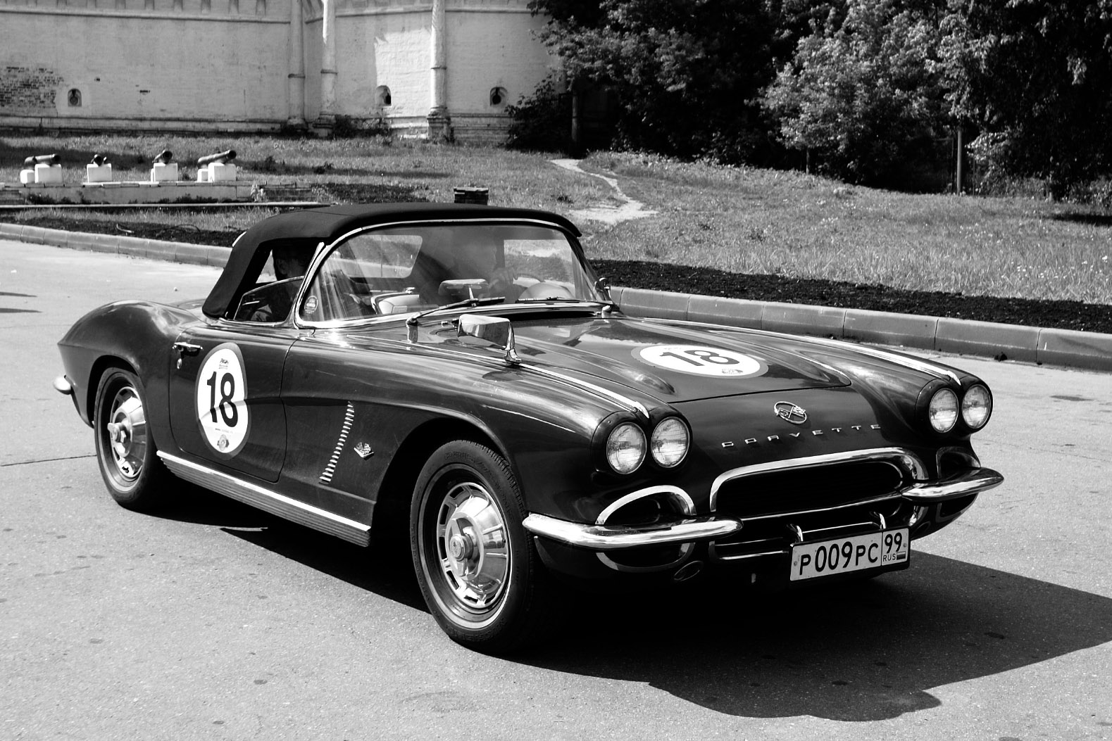 «Chevrolet Corvette C1 1959 г.» раздел «Репортаж, ФотоОхота, Индастриал». «3214. Фото сделано 07.07.2007 недалеко от входа в Новоиерусалимский монастырь, через который тогда проходил маршрут международного автопробега ретро автомобилей частных коллекционеров.На фото Chevrolet Corvette C1 выпуска 1959 года.Двигатель: V8 объёмом 5.7 л (350 куб. дюймов), мощностью 275 л.с. (версия Ramjet Fuel Injection).»