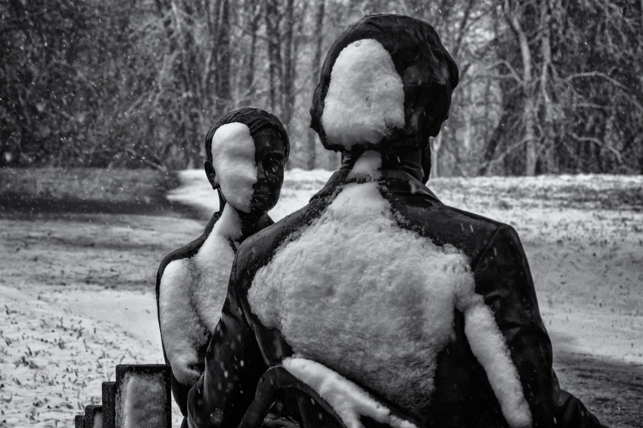 «Снежные маски» раздел «Архитектура. Памятники. Интерьер». ««Связь поколений. Ленинградский учитель» — скульптурная композиция, установленная в Приоратском парке города Гатчины. Она была открыта 6 октября 2022 года — в Год педагога и наставника, а также в честь 200-летия со дня рождения Константина Дмитриевича Ушинского.Константин Ушинский изображён сидящим со свободным изяществом. Его рука лежит на спинке бронзовой скамьи, которая переходит в современную каменную скамью.Молодая учительница сидит на каменной скамье, обращённая к Ушинскому. На её коленях — книга и учительская указка, что символизирует преемственность поколений. На отвороте жакета учительницы размещена брошь в виде пеликана — символа, олицетворяющего традиции отечественной педагогики.»