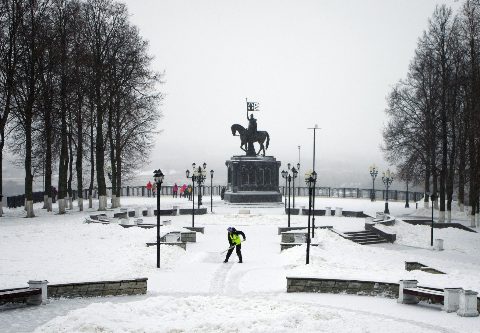 «Утро после снегопада» раздел «Архитектура. Памятники. Интерьер». «Владимир. Смотровая площадка в парке им.Пушкина. Памятник князю Владимиру и святителю Федору.На пьедестале весьма оригинальная табличка с именами и должностями тех, чьим "попечением", "трудами" и "благотворением" был создан этот памятник. Областное и городское начальство решило таким образом увековечить и свои имена )))»