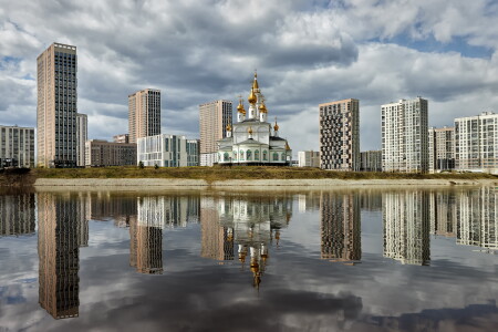 У городского пруда