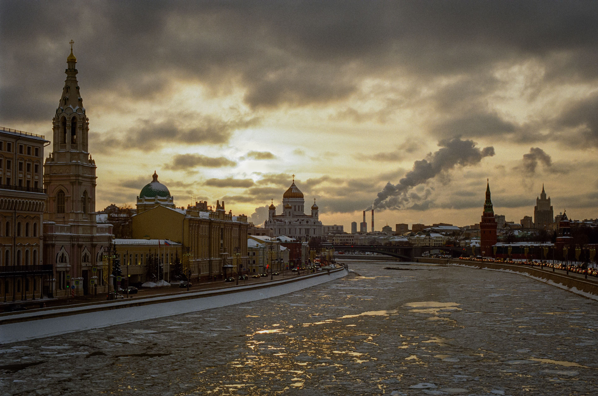 «Ледоход на Москва реке» раздел «Рассветы. Закаты, Городской пейзаж». «Снято на Nikon F100 и плёнку Portra 400»
