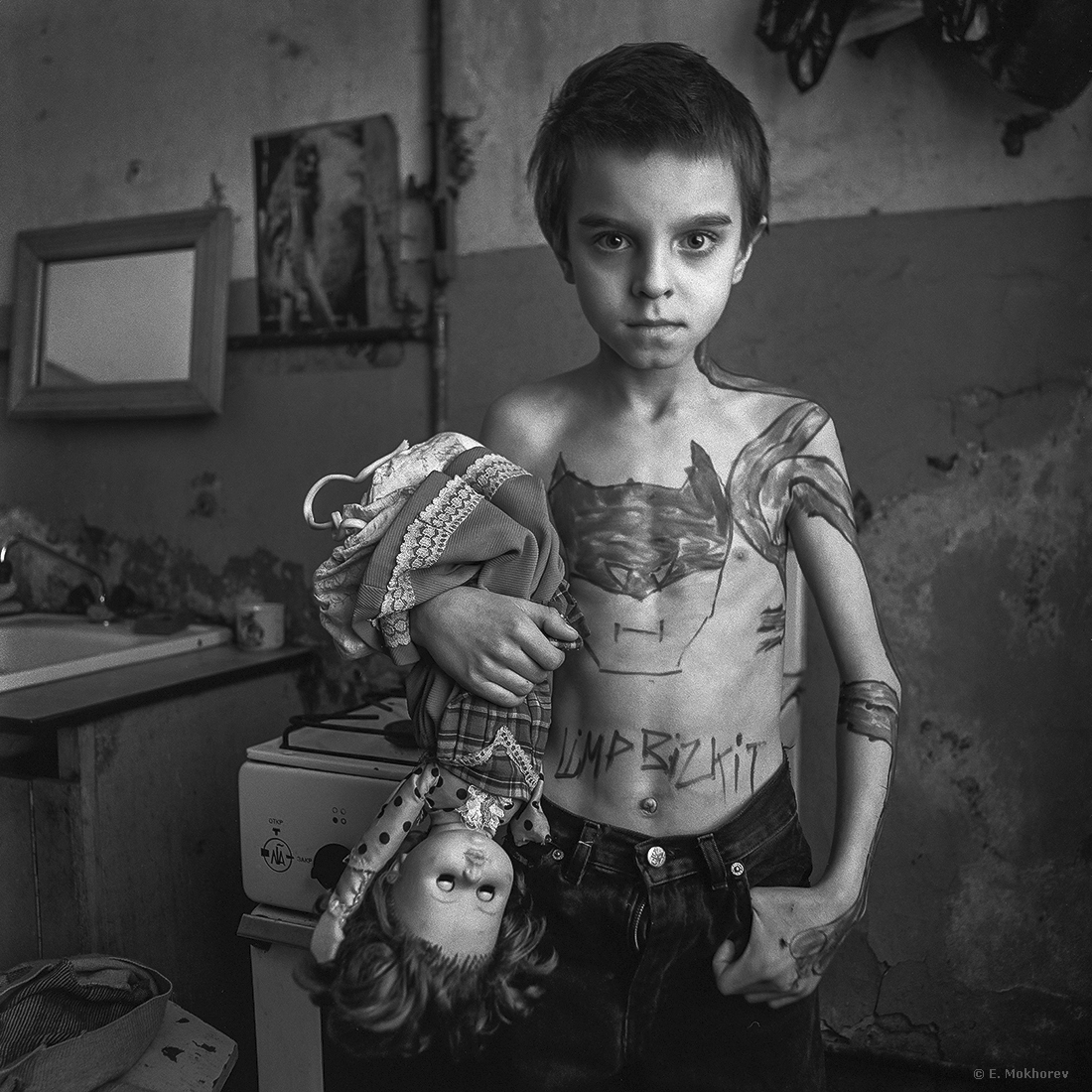 «Максим с куклой. Кухня коммунальной квартиры, С-Пб., 2002.» раздел «Портрет». «»