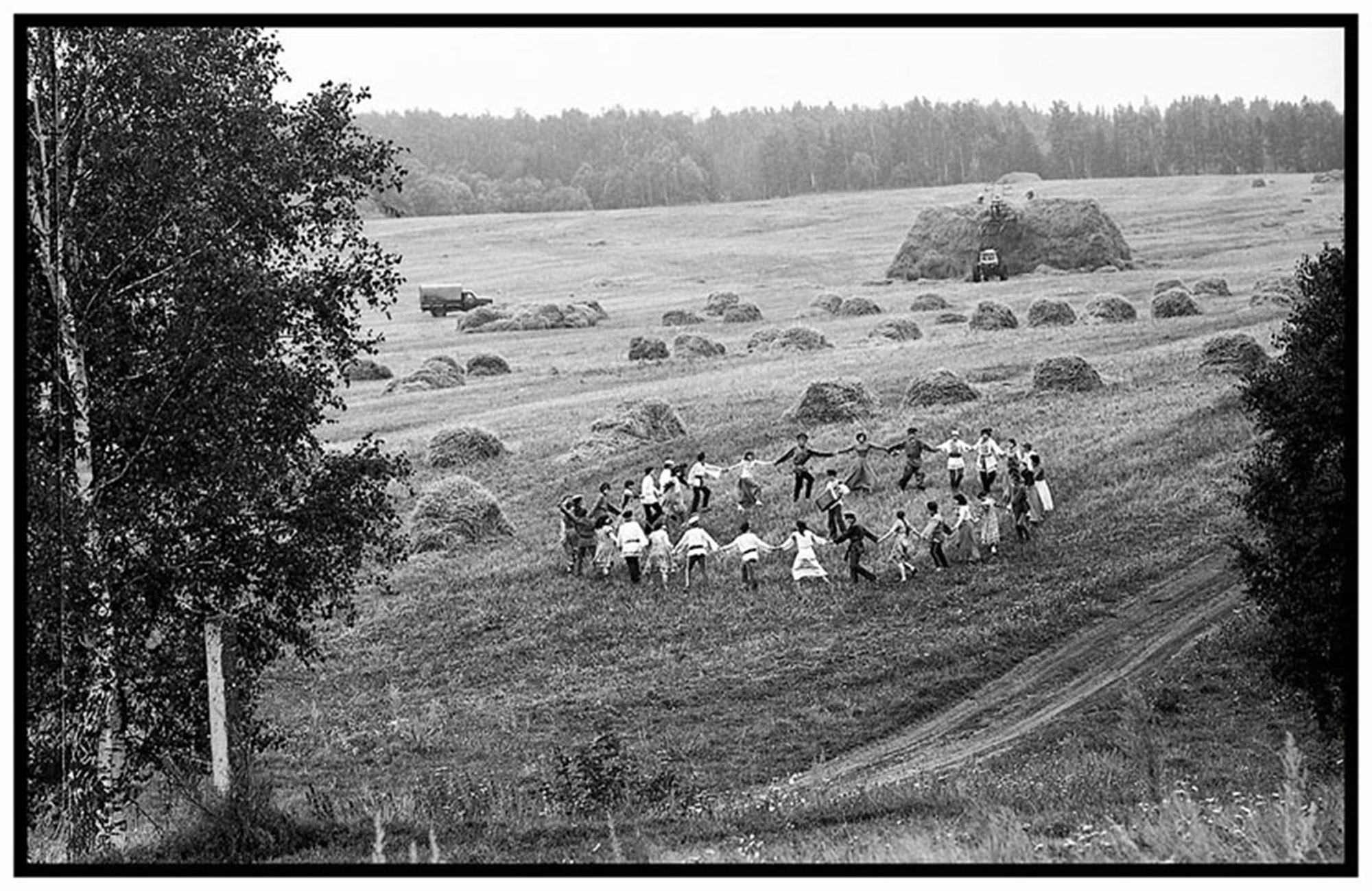 «Русское поле» раздел «Репортаж, Жанр». «1982 год. П/л Московский родник. "Казачий хор" в гостях у колхозников»