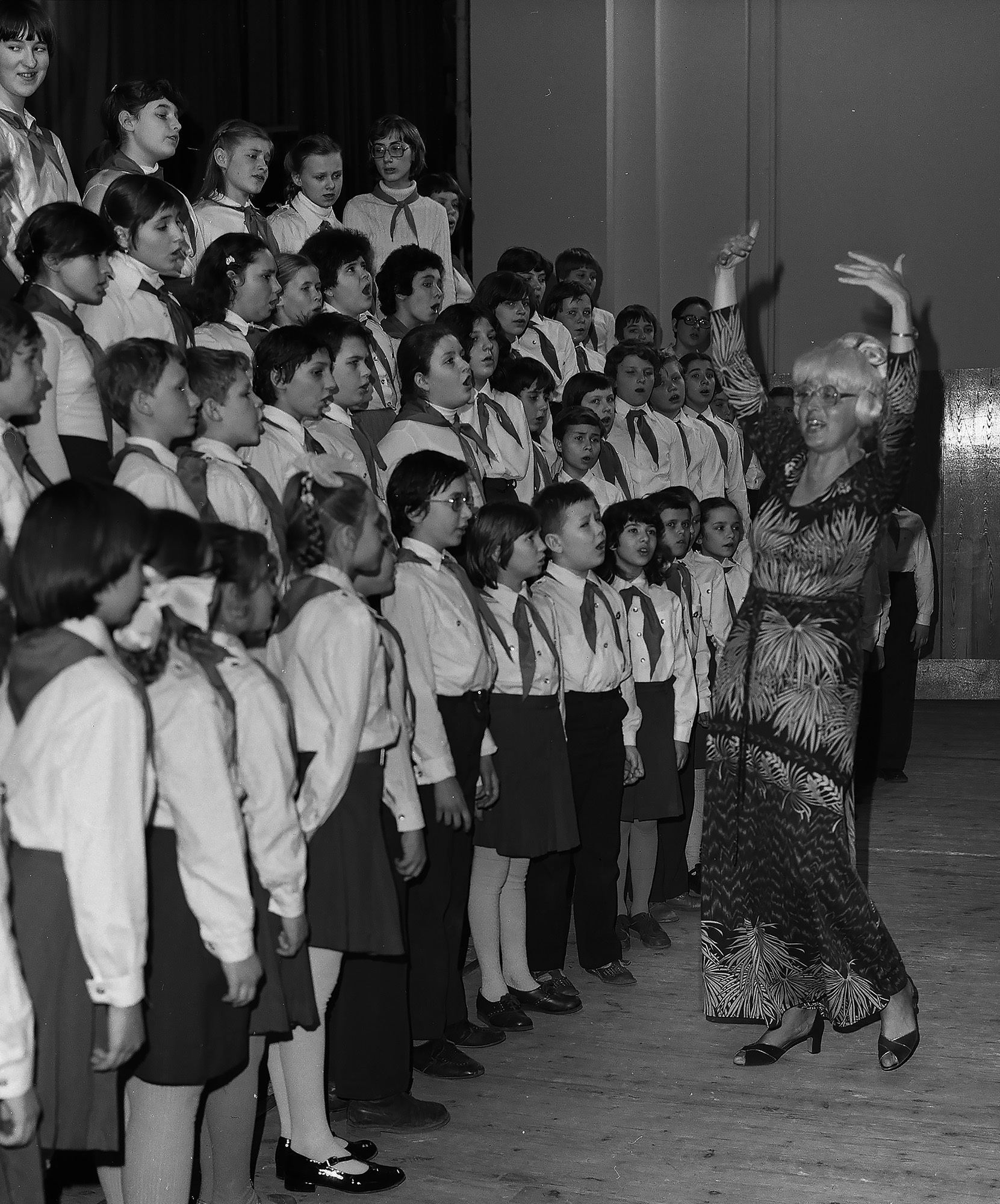 «Верхнее РЭ!» раздел «». «1982 год. Выступление хора детской музыкальной школы №79 г. Москвы.»