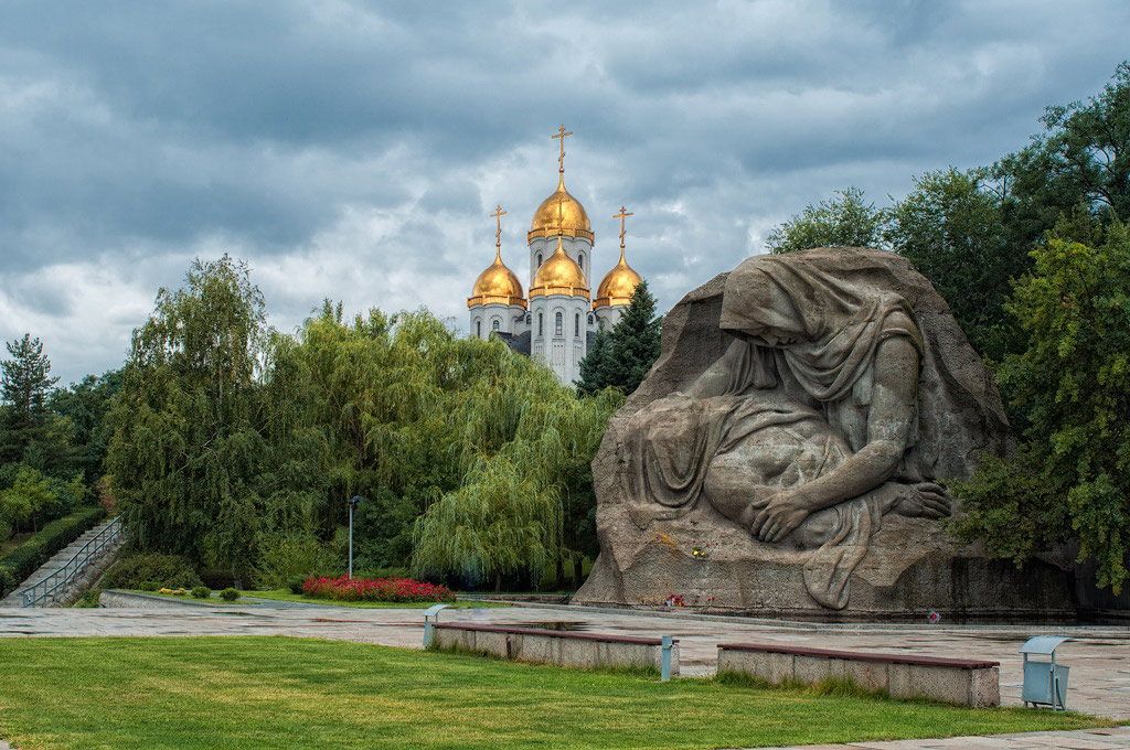 «Мамаев Курган. Скульптура «Скорбящая мать». Волгоград» раздел «Архитектура. Памятники. Интерьер, Репортаж». «Скульптура «Скорбящая мать» — один из ключевых элементов мемориального комплекса «Героям Сталинградской битвы» на Мамаевом кургане в Волгограде. Она символизирует горе всех матерей, потерявших сыновей в годы Великой Отечественной войны.»