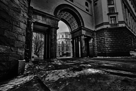 Пройду сквозь арку в неизвестность Не зная что меня там ждёт.