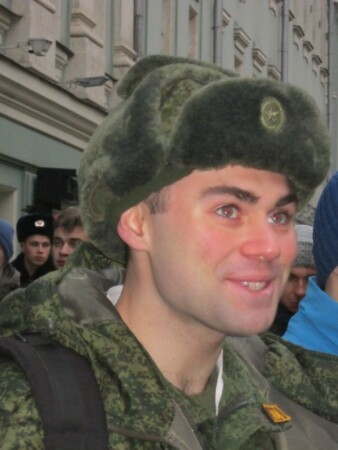 Солдат молоденький в ушанке новенькой