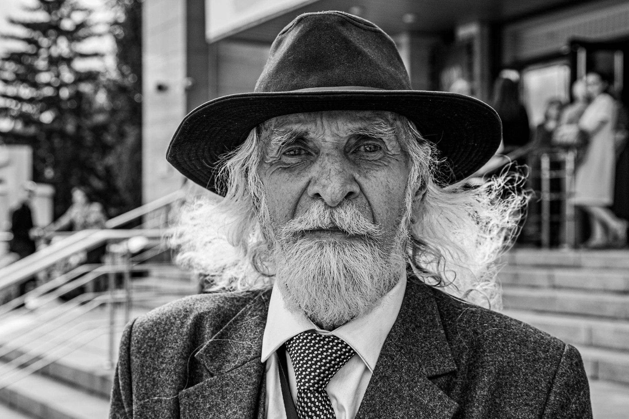 «Старейший кинофотолюбитель» раздел «Портрет». «Альфред Арьевич Позняков – «Заслуженный работник культуры РФ», старейший кинофотолюбитель, лауреат муниципальной премии «За большое развитие в области культуры и искусства», исследователь этнографии Алтая, автор многих статей для журнала «Евразийство», книги «Первый альпинист» об исследователе Алтая В. В. Сапожникове. Старейший член Русского географического общества.»