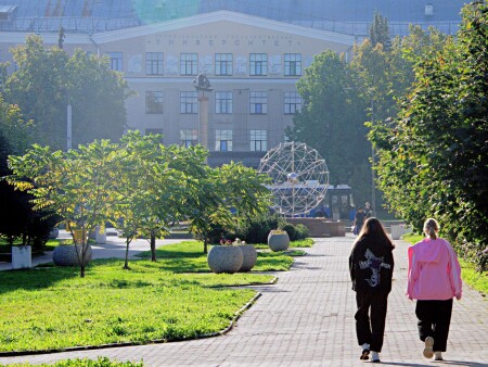 На первую пару. Петрозаводск сентябрь 2025 г.