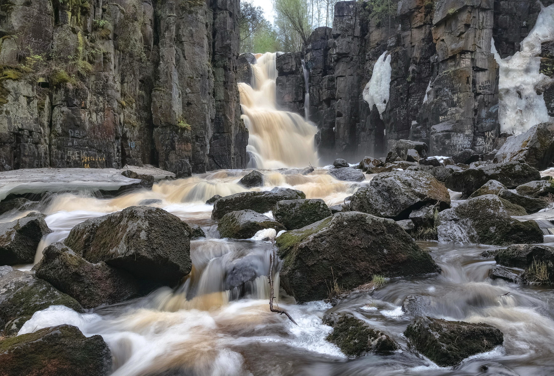 «Уковский водопад» раздел «». «Красивый водопад, жаль что камни все исписаны»