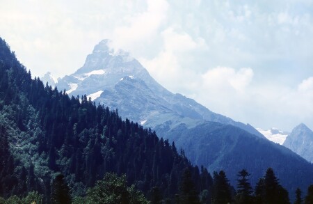 за горою гора