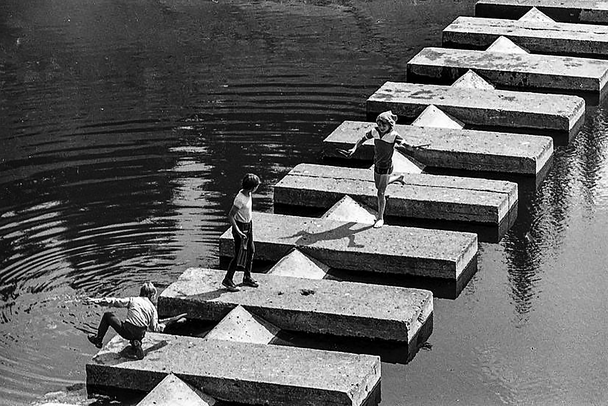«В летний день на водосливе» раздел «Жанр». «1985 год. Пацаны с Гидроузла отдыхают на водосливе Истринской плотины.»