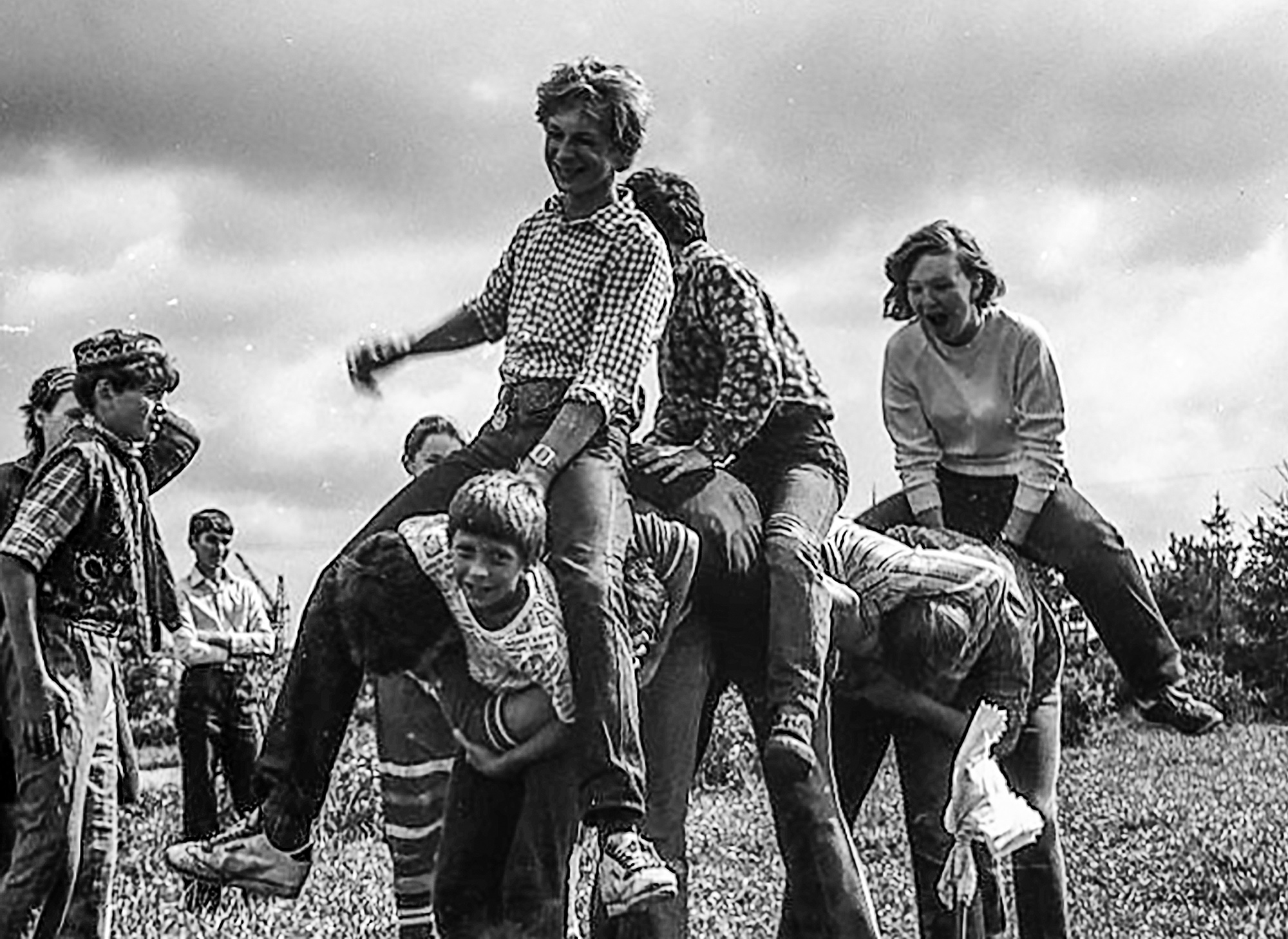 «Пионерский слоник, ходячий» раздел «Жанр». «1985 год. Будни п/л московский Родник. Теперь уже забытая игра Слон. Был круговой, на фото ходячий. Особую пикантность игре придавало присутствие девчат.»