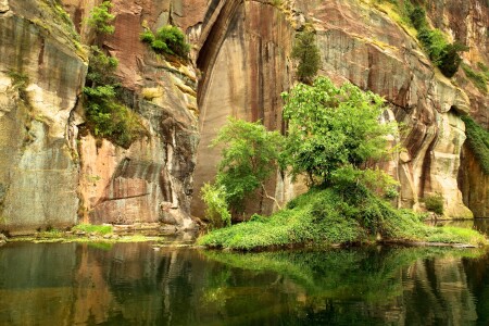 Вода и скалы