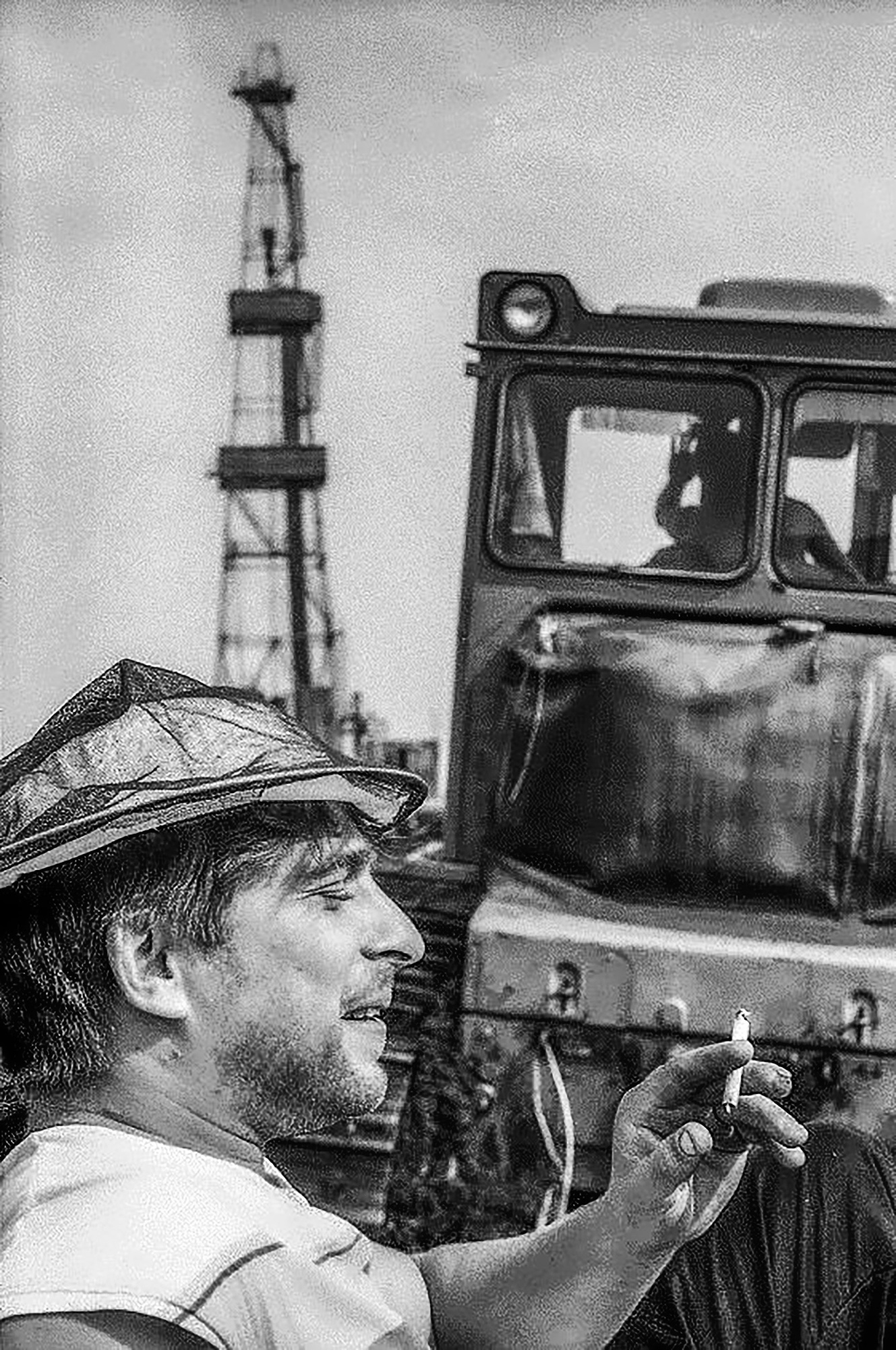«На вахту» раздел «Репортаж». «1990 год. Нарьян Мар. Геологоразведка на нефть.PS. Это последний кадр снятый на пленочную камеру. Дальше - цифра.»