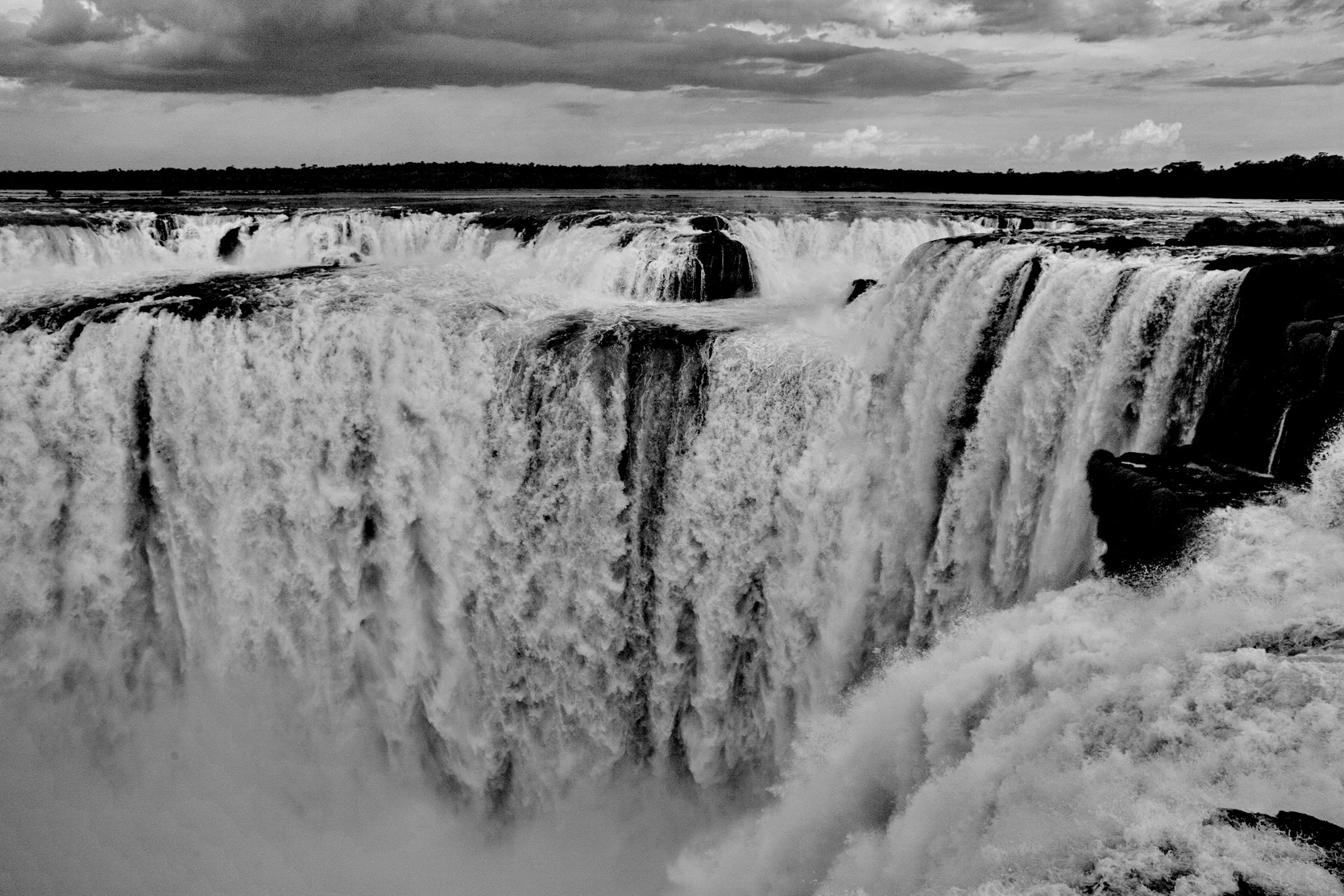 Глотка Дьявола.... раздел Природный пейзаж. «Глотка Дьявола» (Garganta del Diablo, Garganta do Diabo) — крупнейший водопад в системе водопадов Игуасу, расположенный на границе Бразилии и Аргентины.