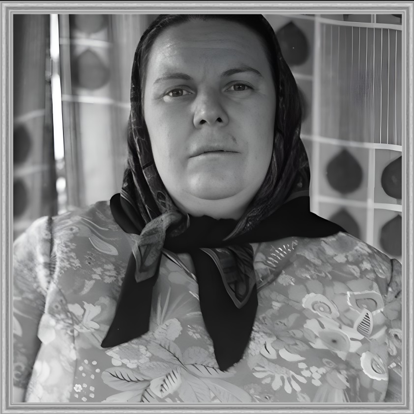 Елена Марковна Андреева (Тарлавина). раздел Портрет. В 22 году 21 мая родилась Елена Марковна Андреева (Тарлавина). Она уроженка с. Добринка Александровского района Оренбургской области, но жизнь прожила с 1946 года в с. Юртаева Александровского района Оренбургской области. В село это направлена после учительских курсов. Всю свою жизнь работала преподавателем русского языка и литературы в мордовской восьмилетней школе. Педагоги — те же врачи. Только человеческих душ. Учительница литературы проверяла сочинения детей, и рыдала.