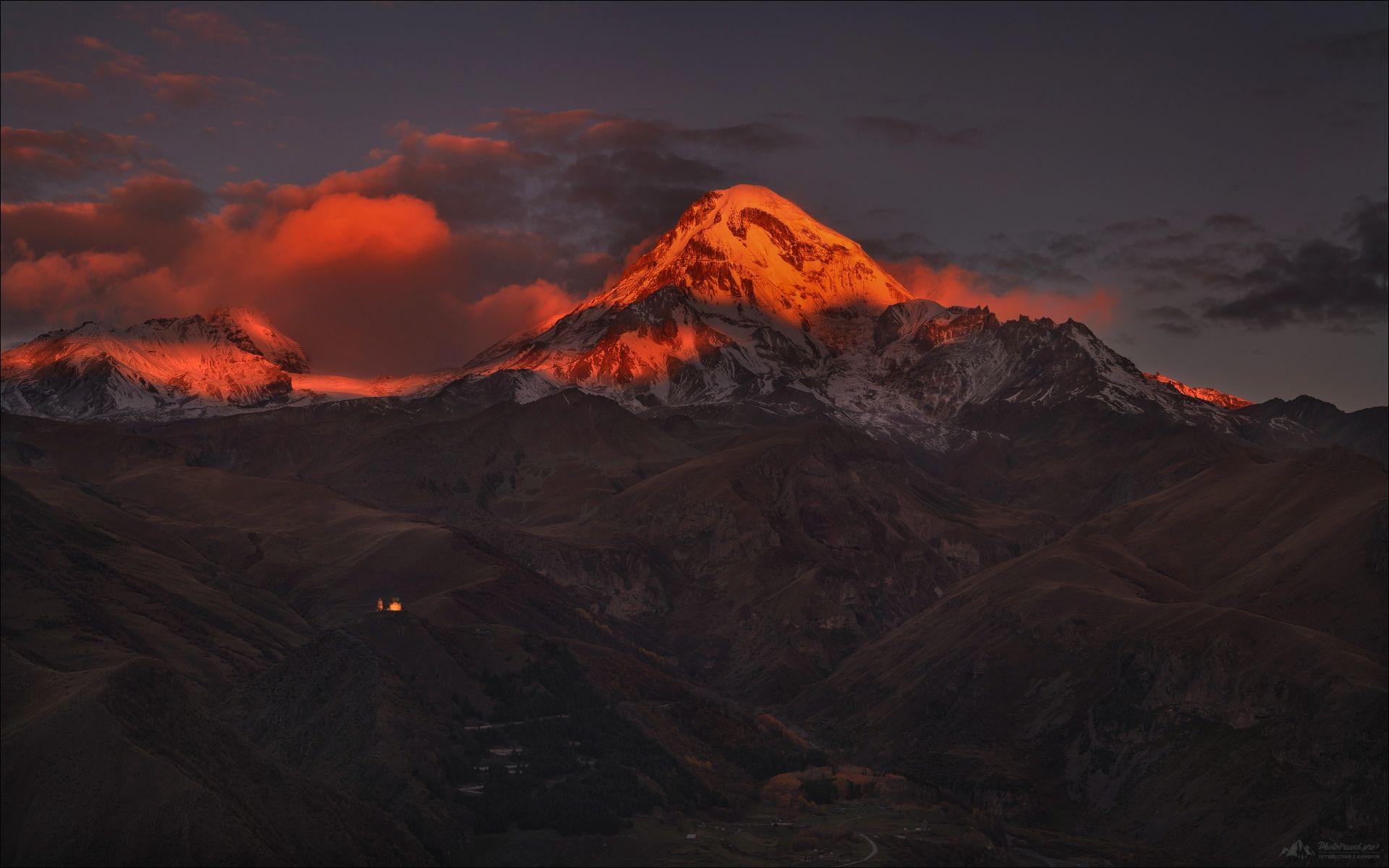 «KAZBEGI» раздел «Природный пейзаж». «Грузия, Казбеги (Степанцминда). Вид на Троицкую церковь в Гергети ( Гергетис Цминда Самеба ) и Казбек в утренних сумерках. Одна из самых прекрасных и живописных достопримечательностей страны .. © phototravel.pro»